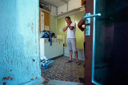 2013, Rapha, Jesus, Isidoro, tous trois immigrés d'Almeiria, travaillant dans les métiers du bâtiment, vivent dans une pièce de 30 mètres carré avec douche et WC sur le palier, tous trois avec des contrats de travail temporaire, ils vont faire leur lessive le samedi après midi dans un salon Lavoir de Bex