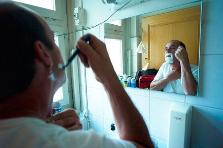 2013, Rapha, Jesus, Isidoro, tous trois immigrés d'Almeiria, travaillant dans les métiers du bâtiment, vivent dans une pièce de 30 mètres carré avec douche et WC sur le palier, tous trois avec des contrats de travail temporaire, ils vont faire leur lessive le samedi après midi dans un salon Lavoir de Bex