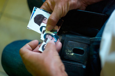 2013, Rapha, Jesus, Isidoro, tous trois immigrés d'Almeiria, travaillant dans les métiers du bâtiment, vivent dans une pièce de 30 mètres carré avec douche et WC sur le palier, tous trois avec des contrats de travail temporaire, ils vont faire leur lessive le samedi après midi dans un salon Lavoir de Bex