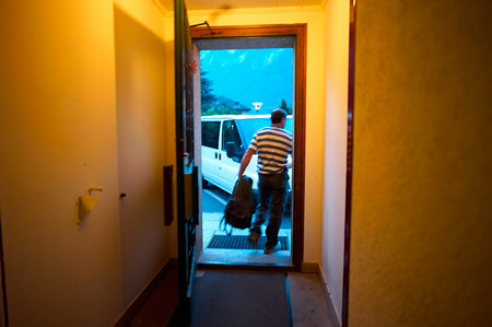 2013, Rapha, Jesus, Isidoro, tous trois immigrés d'Almeiria, travaillant dans les métiers du bâtiment, vivent dans une pièce de 30 mètres carré avec douche et WC sur le palier, tous trois avec des contrats de travail temporaire, ils vont faire leur lessive le samedi après midi dans un salon Lavoir de Bex