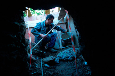 2013, Rapha, Jesus, Isidoro, tous trois immigrés d'Almeiria, travaillant dans les métiers du bâtiment, vivent dans une pièce de 30 mètres carré avec douche et WC sur le palier, tous trois avec des contrats de travail temporaire, ils vont faire leur lessive le samedi après midi dans un salon Lavoir de Bex